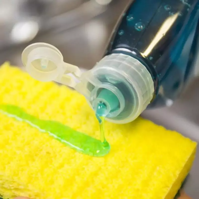 4. Sabun Cuci Piring Cair